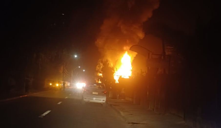 Huertos Familiares: Desconocidos irrumpen en un domicilio, apuñalan a un adolescente y prenden fuego a la vivienda.